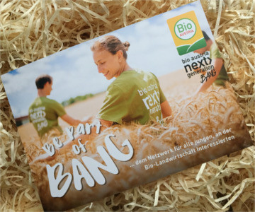 Bild von Postkarte auf Stroh.