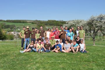 Gruppenbild der jungen BIO AUSTRIA Generation im Zuge der Bundesexkursion auf der Wiese