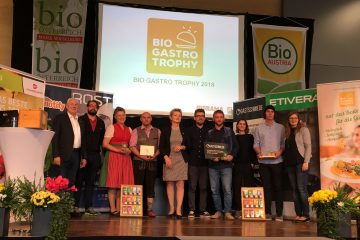 Gruppenbilder aller Gewinner der BIO GASTRO TROPHY 2018 auf einer Bühne. Die Verleihung fand statt bei der Messe Bio Österreich in Wieselburg (NÖ).