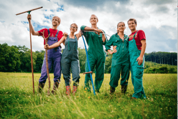 Junge Vertreter der BIO AUSTRIA next generation auf dem Feld mit Rechen