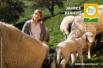Titelbild Jahres Bericht 2017 Bäuerin mit ihren Schafen
