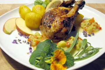 schön dekoriertes Essen, Kräuterhuhn