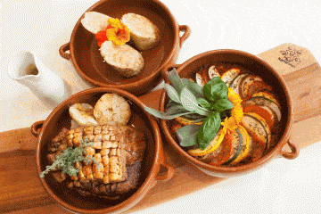 schön angerichteter Schweinsbraten mit Beilagen