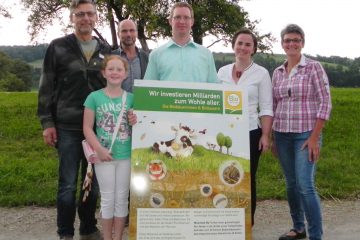 Familie Brader-Schalhas mit einer BIO AUSTRIA Schautafel