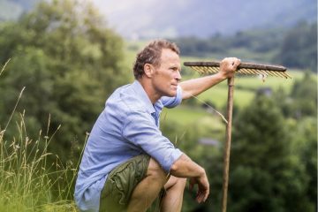 Bauer mit Rechen