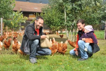 Familie mit ihren Hühnern