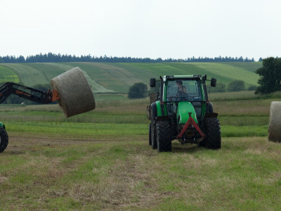 Bauern beim Heuballen heimbringen