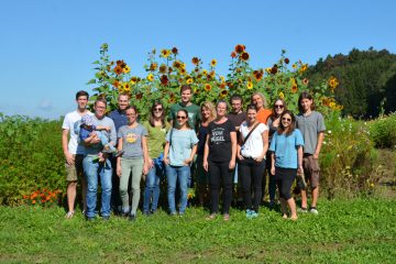 BANG-Gruppenfoto Exkursion zu Bio-Blumen VOM HÜGEL in der Steiermark
