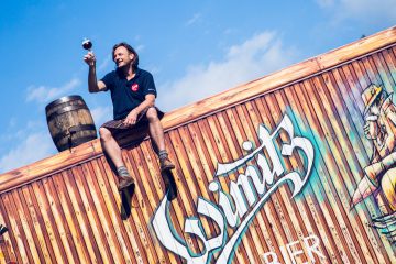 Ein Bier am Dach genießen