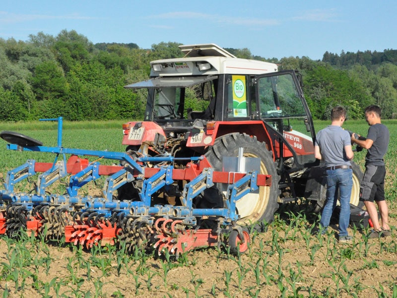 Hackgerätevorführung am Feld