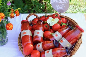 Korb mit Tomatensäften