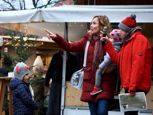 Mutter mit Kinder am Adventmarkt