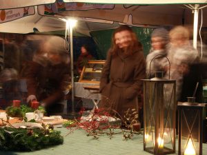 Frauen am Adventmarkt