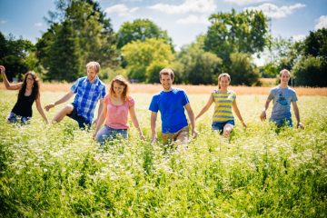 Menschen maschiern durch ein Feld