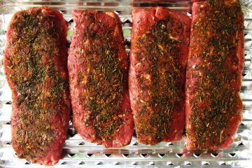 gewürztes Lammfleisch in einer Grillschale