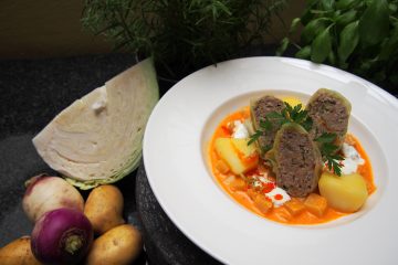 Krautroulade gefüllt mit Rindfleisch und Kartoffeln