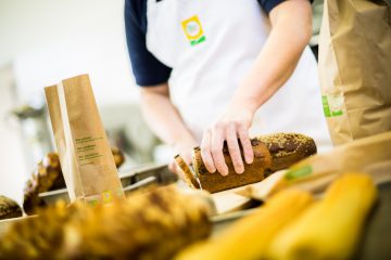 Brot wird aufgeschnitten