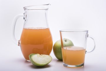 trüber Apfelsaft in einer Karaffe und in einem Glas