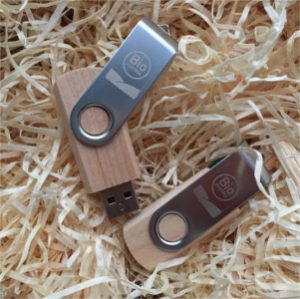 Bild von USB-Sticks auf Stroh.
