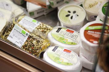 Bio-Lebensmittel liegen verpackt im Regal