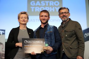 Der Gewinner der Bio Gastro Trophy Günter Hansinger mit BIO AUSTRIA Obfrau Gerti Grabmann und BIO AUSTRIA NÖ und Wien Obmann Otto Gasselich.