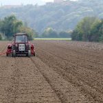 Traktor auf dem Acker