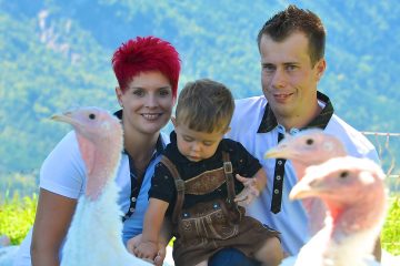 Familie mit ihren Puten
