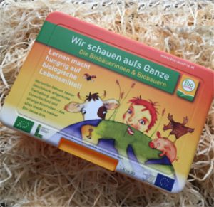 Bild von einer Jausenbox auf Stroh.