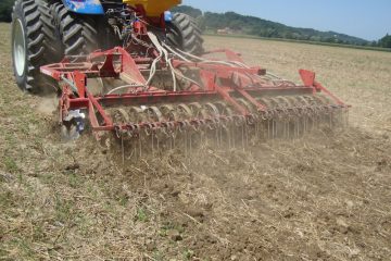 Traktor mit Anbauwalze