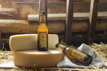 Hirter Kellermeister Bier steht auf einem Käselaib