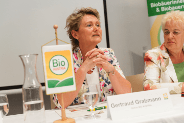 BIO AUSTRIA Obfrau Gertraud Grabmann spricht bei einer Ddiskussionsveranstaltung über die Landwirtschaft von morgen