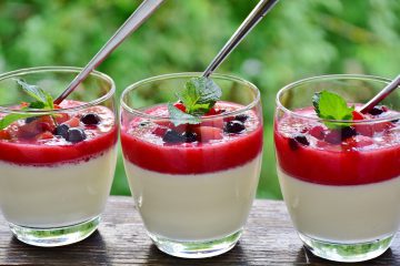 Buttermilch mit Fruchtsauce
