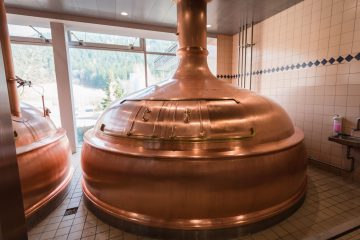 Kupferfarbener Braukessel der Brauerei Hirt