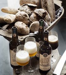 Bierflaschen und gefüllte Biergläser