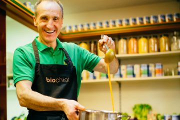Mann mit Suppe, vegane Kulinark