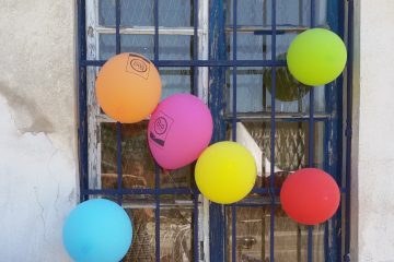 Luftballons an einem Fensterrahmen bei der Fair Fair Messe 2017