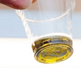 Öl in einem kleinen Plastikbecher